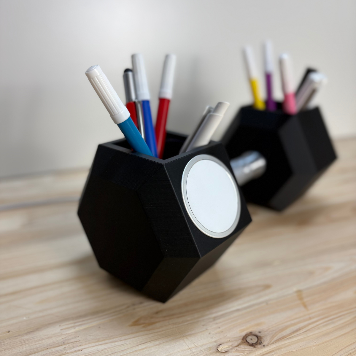 Der MagSafe Charger befindet sich bündig an der Außenseite der Hantel die einen 45° Winkel hat. Hier wird das kompatible iPhone positioniert.