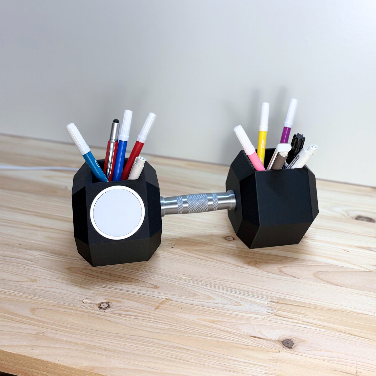 Die MagSafe Ladestation im Hantellook passt entspricht der typischen Darstellung einer Hex-Hantel