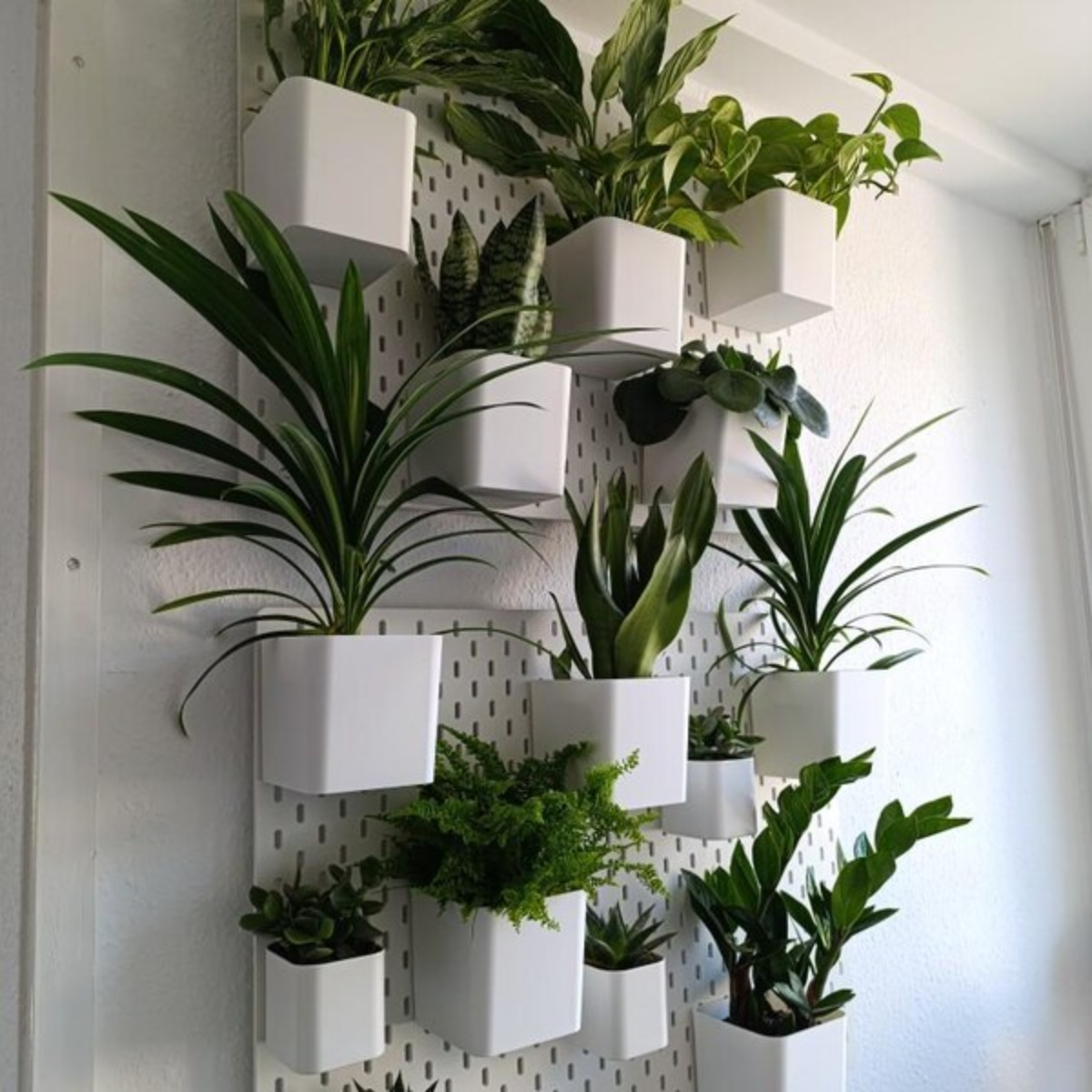 10 Weiße Töpfe an der großen Ikea Skadis Pflanzenwand - verdeutlicht die unterschiedlichen Einsatzmöglichkeiten für einen tollen individuellen Look.